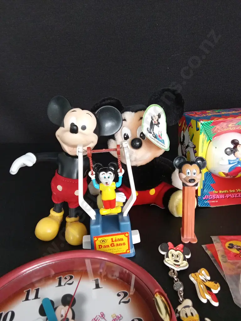 COLLECTION OF VINTAGE MICKEY MOUSE ITEMS Image 1++