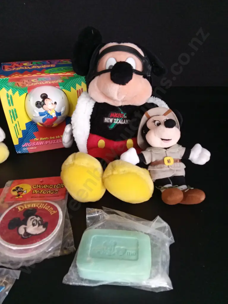 COLLECTION OF VINTAGE MICKEY MOUSE ITEMS Image 1++