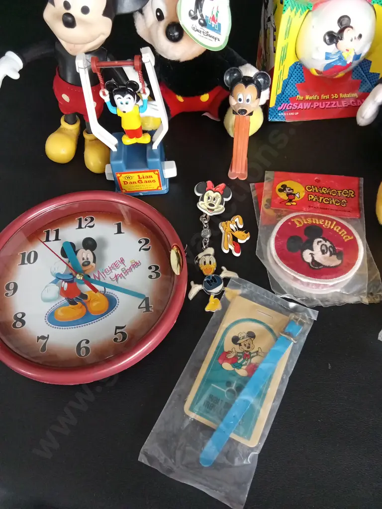 COLLECTION OF VINTAGE MICKEY MOUSE ITEMS Image 1++