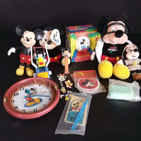 COLLECTION OF VINTAGE MICKEY MOUSE ITEMS