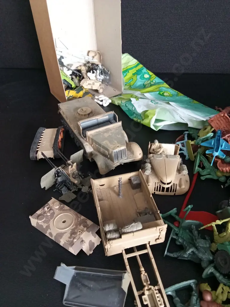 BOX OF ARMY TOYS Image 1++