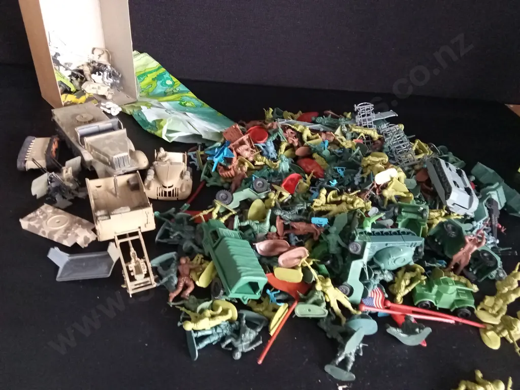 BOX OF ARMY TOYS Image 1++