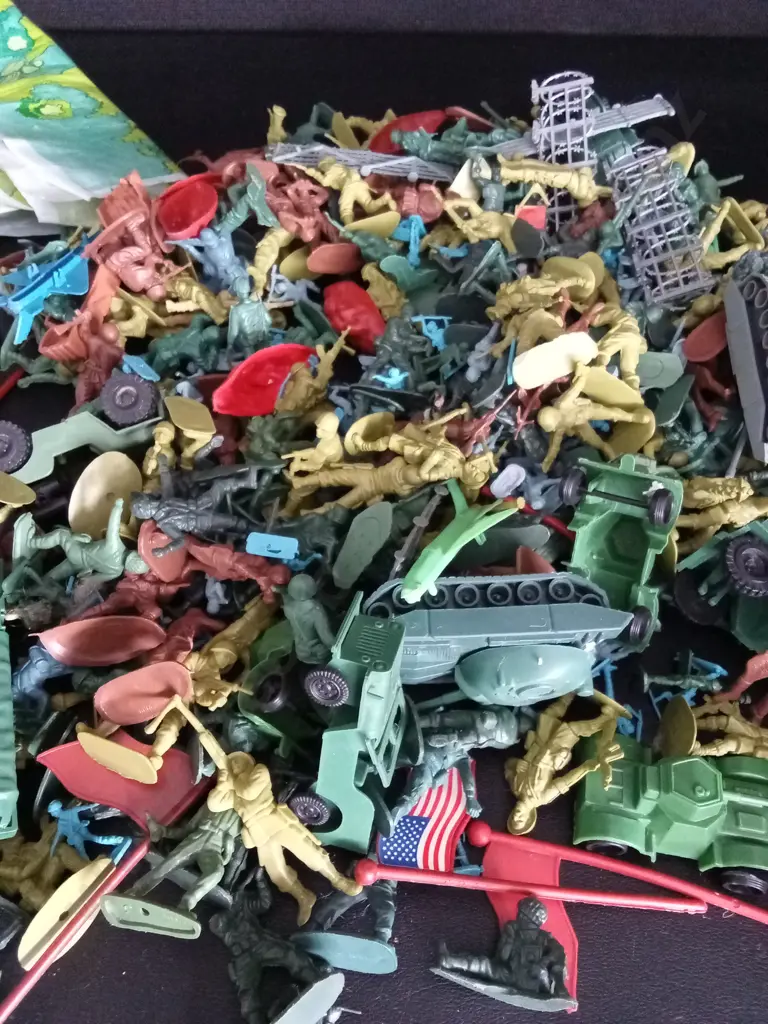 BOX OF ARMY TOYS Image 1++