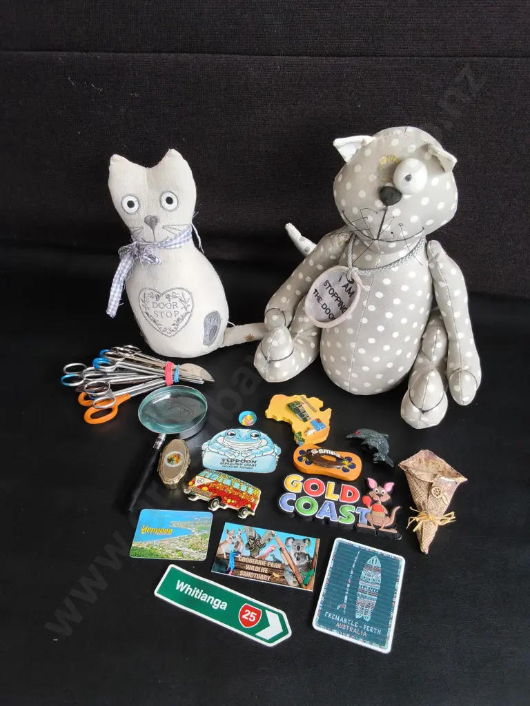 MISCELLANEOUS MIX OF ITEMS, INCLUDING CAT DOOR STOPS, SOUVENIRS, SCISSORS, TALLEST H 30 CM Image 1++