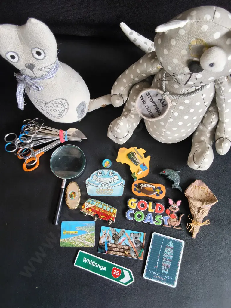 MISCELLANEOUS MIX OF ITEMS, INCLUDING CAT DOOR STOPS, SOUVENIRS, SCISSORS, TALLEST H 30 CM Image 1++