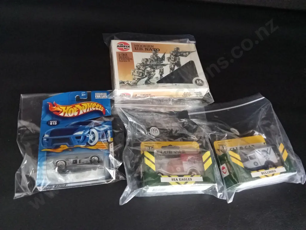 4 VINTAGE COLLECTIBLES INCLUDING CLUBS CAR COLLECTIBLES, AIRFIX AND HOT WHEELS Image 1++