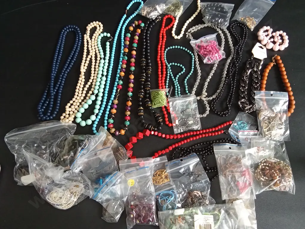 BAG OF COSTUME JEWELLERY Image 1++
