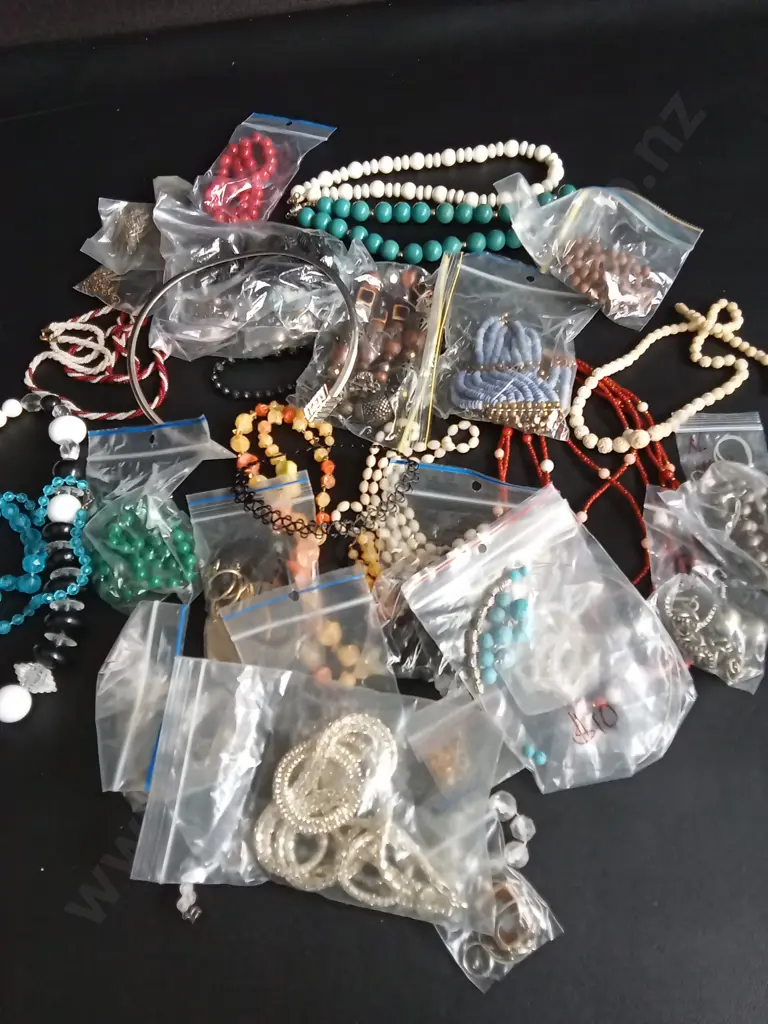 BAG OF COSTUME JEWELLERY Image 1++