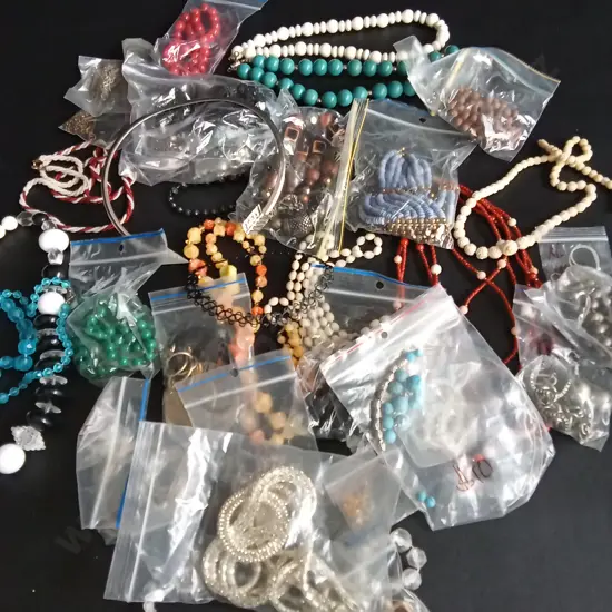 BAG OF COSTUME JEWELLERY