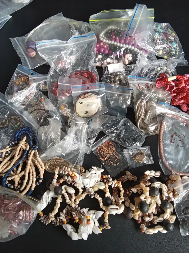 BAG OF COSTUME JEWELLERY Image 1++