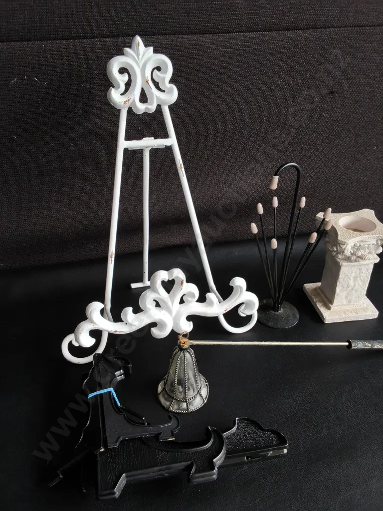 MIX OF DECOR AND PLATE STANDS, TALLEST H 32 CM Image 1++