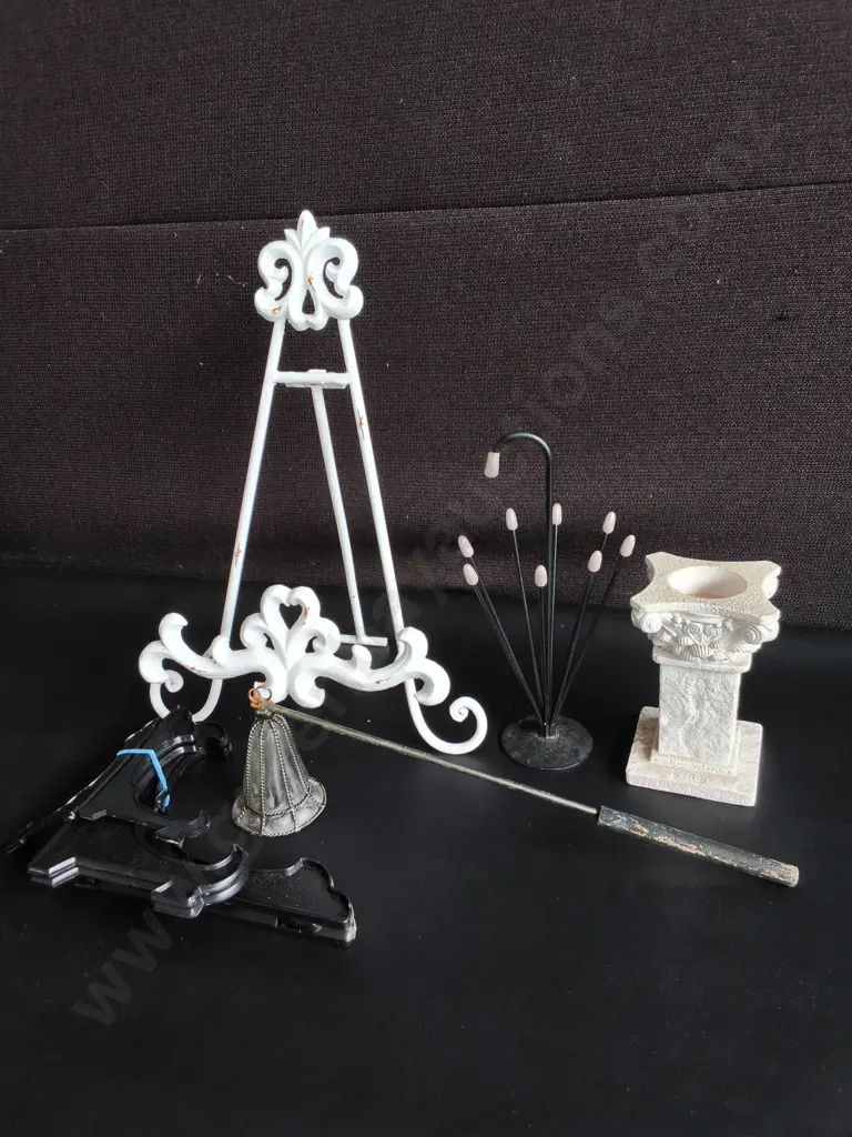 MIX OF DECOR AND PLATE STANDS, TALLEST H 32 CM Image 1++
