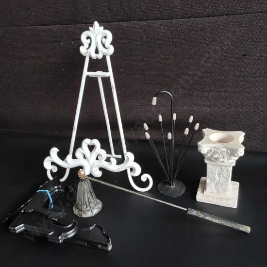 MIX OF DECOR AND PLATE STANDS, TALLEST H 32 CM
