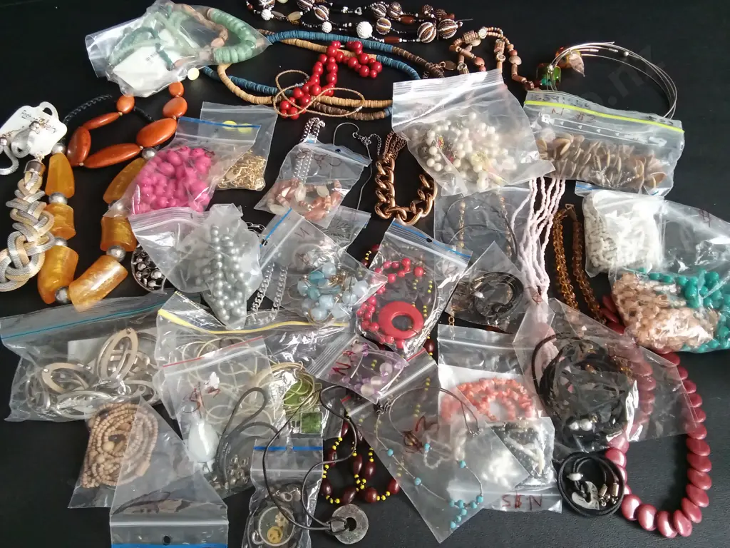 BAG OF COSTUME JEWELLERY Image 1++