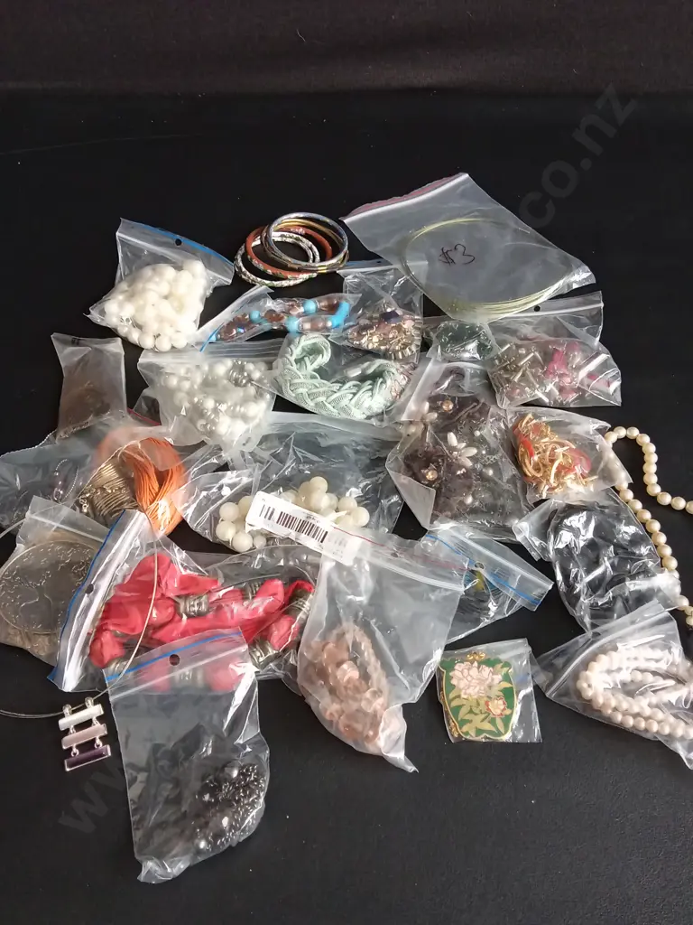 BAG OF COSTUME JEWELLERY Image 1++