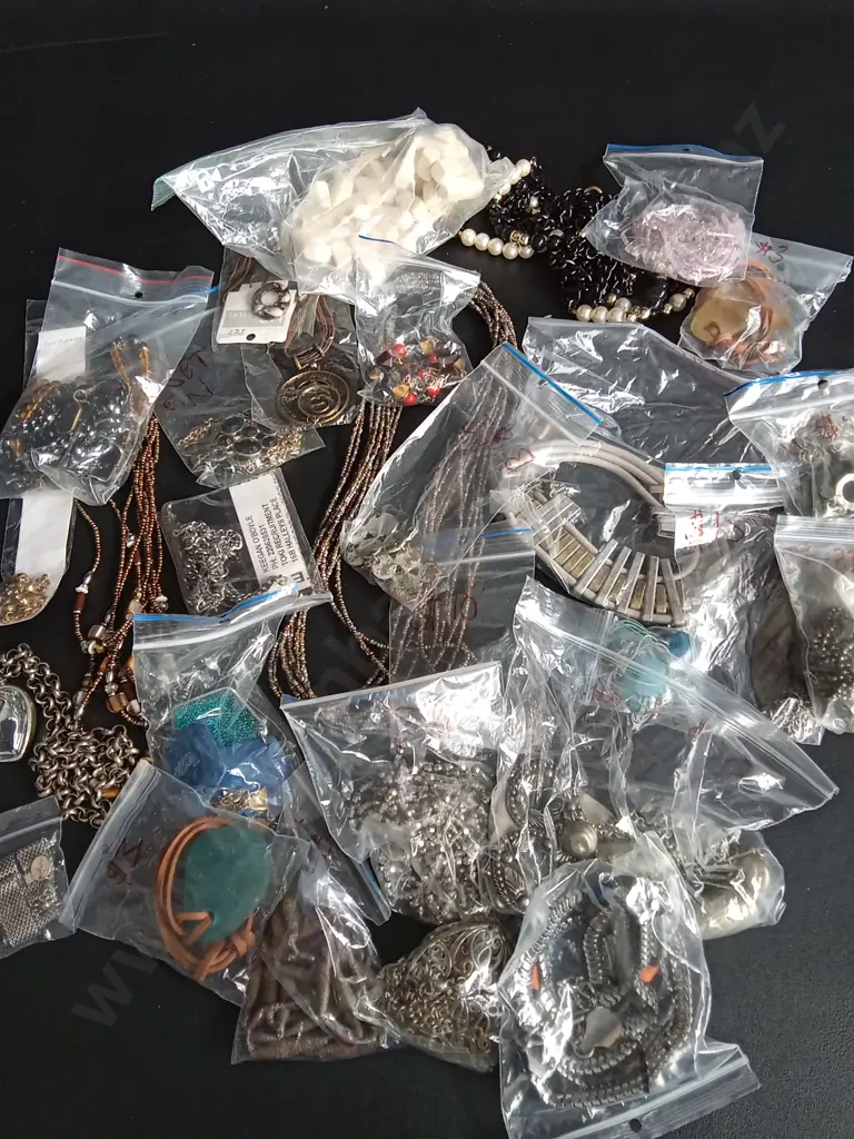BAG OF COSTUME JEWELLERY Image 1++