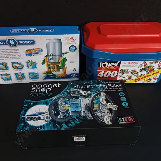 K'NEX BOX, AND PAIR OF SCIENCE BUILDING KITS