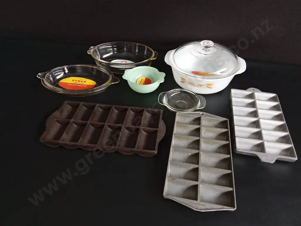 VINTAGE KITCHENWARE, PYREX GLASSWARE, CAST IRON GEM PAN AND ALUMINIUM TRAYS, WIDEST W 31 CM Image 1++
