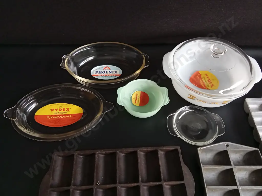 VINTAGE KITCHENWARE, PYREX GLASSWARE, CAST IRON GEM PAN AND ALUMINIUM TRAYS, WIDEST W 31 CM Image 1++