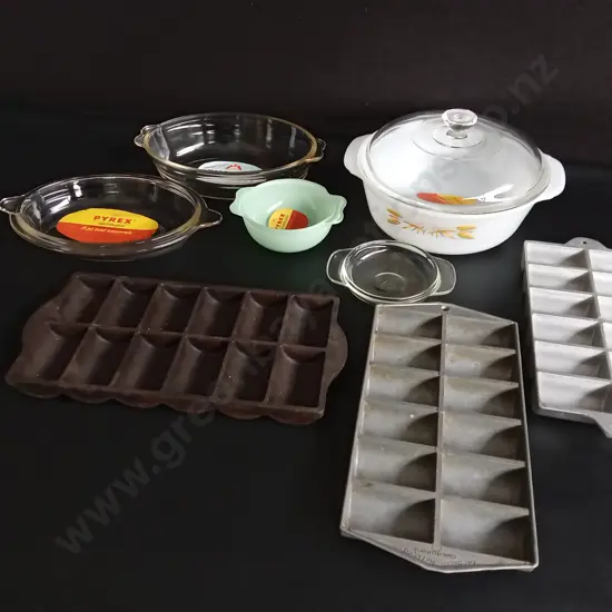 VINTAGE KITCHENWARE, PYREX GLASSWARE, CAST IRON GEM PAN AND ALUMINIUM TRAYS, WIDEST W 31 CM