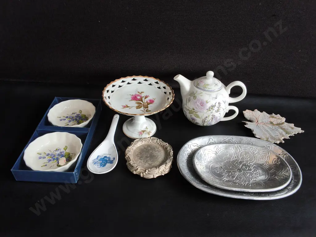 VINTAGE AND DECORATIVE TABLETOP ITEMS, INCLUDING SILVER PLATED SET OF COASTERS, TEACUP/POT SET, ETC, TALLEST H 14 CM Image 1++
