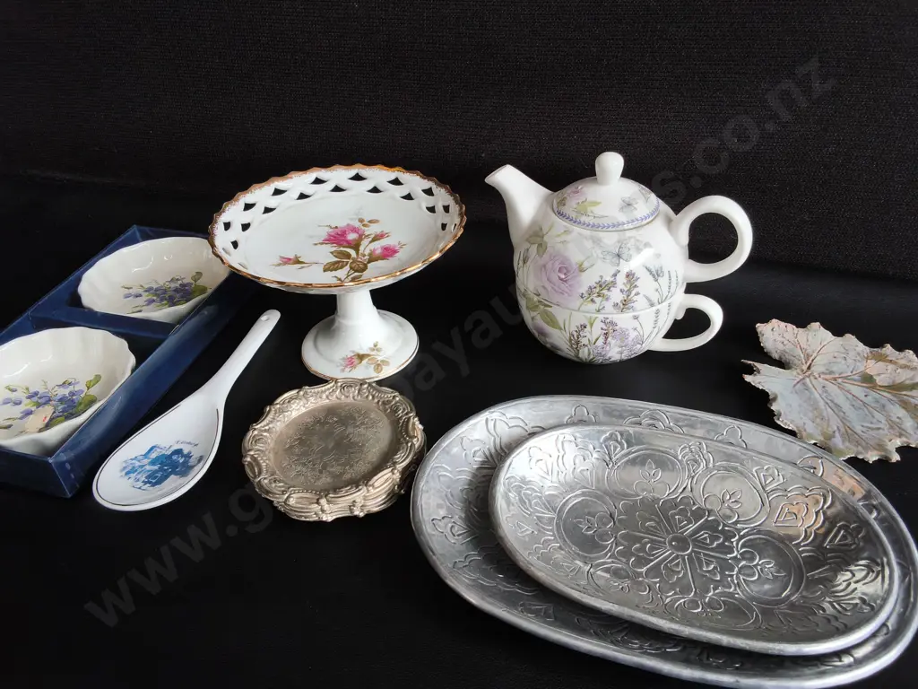 VINTAGE AND DECORATIVE TABLETOP ITEMS, INCLUDING SILVER PLATED SET OF COASTERS, TEACUP/POT SET, ETC, TALLEST H 14 CM Image 1++