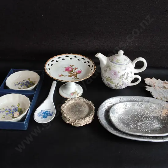 VINTAGE AND DECORATIVE TABLETOP ITEMS, INCLUDING SILVER PLATED SET OF COASTERS, TEACUP/POT SET, ETC, TALLEST H 14 CM