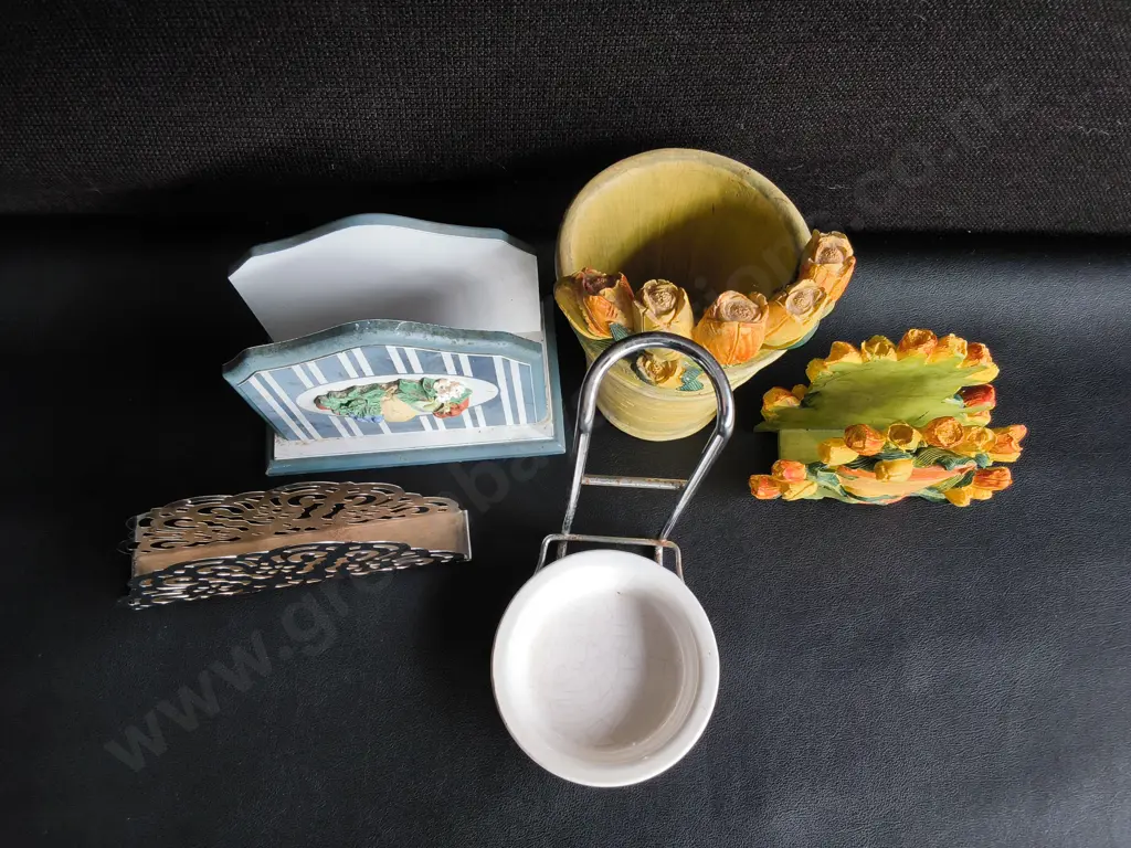MIX OF KITCHENWARE, FLOWER POT, NAPKIN HOLDERS, AND LABLE STAND/ SPOON REST, TALLEST H 20 CM Image 1++