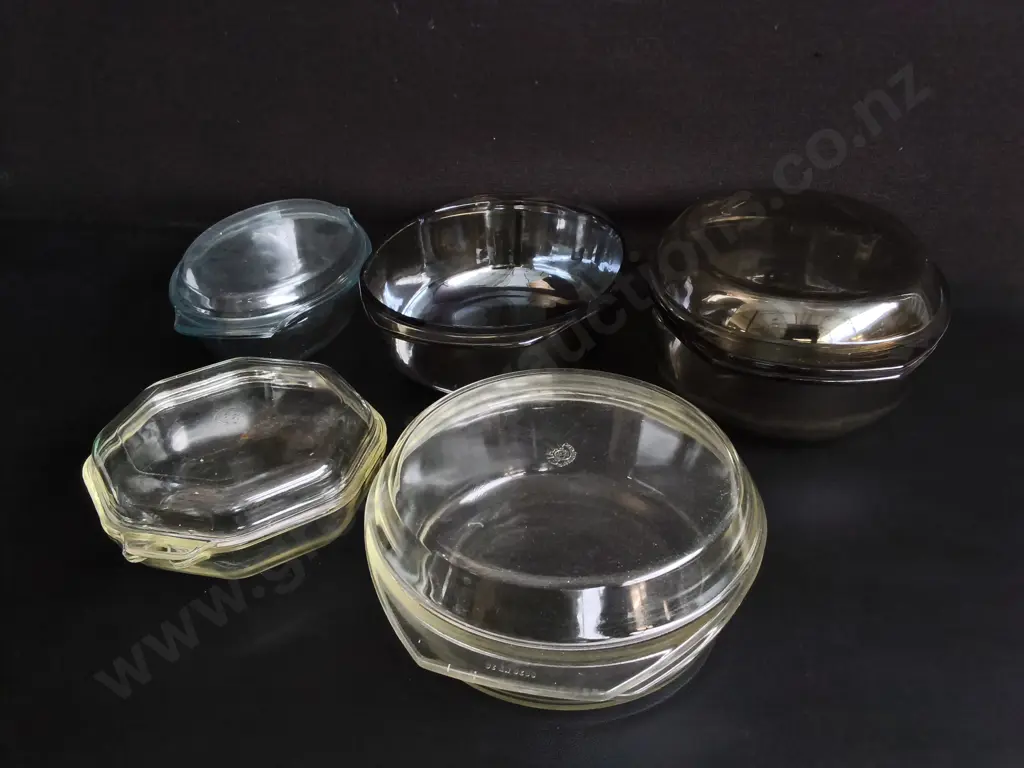 5 VINTAGE GLASS CASSEROLE DISHES, INCLUDING PYREX, SIMAX AND ARCUISINE, WIDEST W 34.5 CM Image 1++