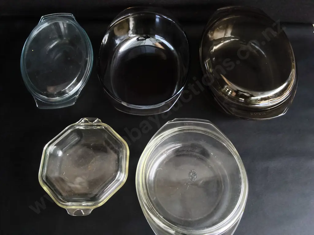 5 VINTAGE GLASS CASSEROLE DISHES, INCLUDING PYREX, SIMAX AND ARCUISINE, WIDEST W 34.5 CM Image 1++
