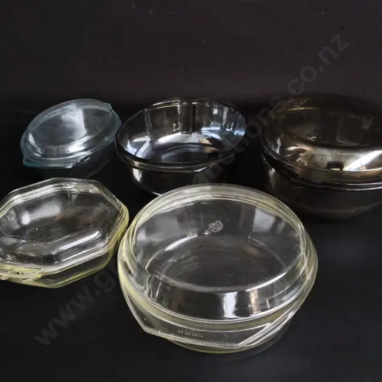 5 VINTAGE GLASS CASSEROLE DISHES, INCLUDING PYREX, SIMAX AND ARCUISINE, WIDEST W 34.5 CM