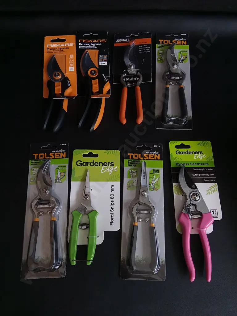 8 BRAND NEW GARDENING TOOLS Image 1++
