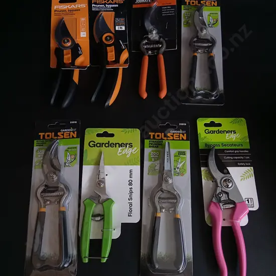 8 BRAND NEW GARDENING TOOLS