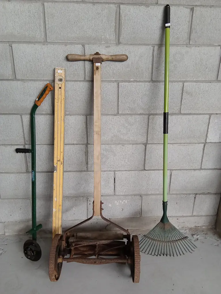 GROUP OF GARDEN TOOLS Image 1++