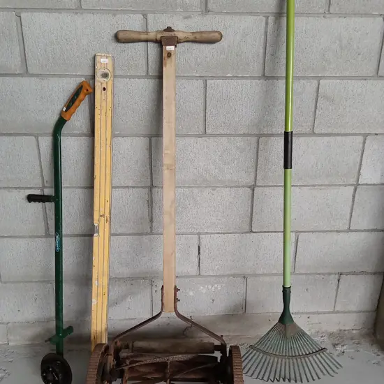 GROUP OF GARDEN TOOLS
