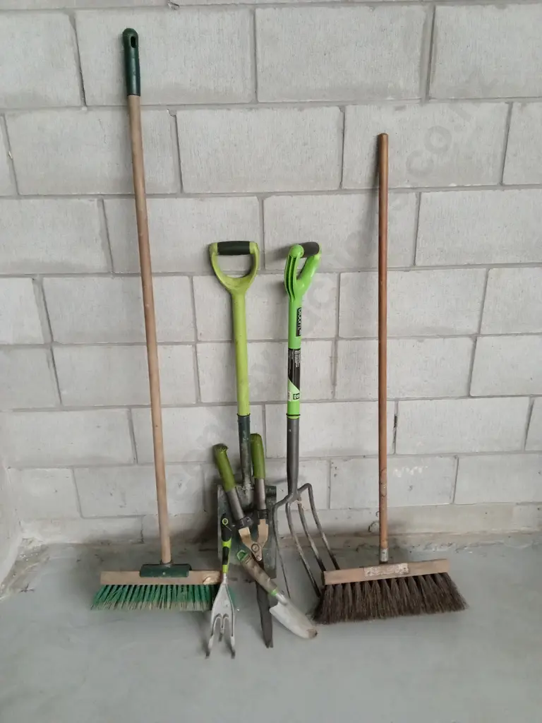 COLLECTION OF GARDEN TOOLS AND BROOMS Image 1++