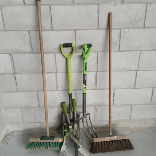 COLLECTION OF GARDEN TOOLS AND BROOMS