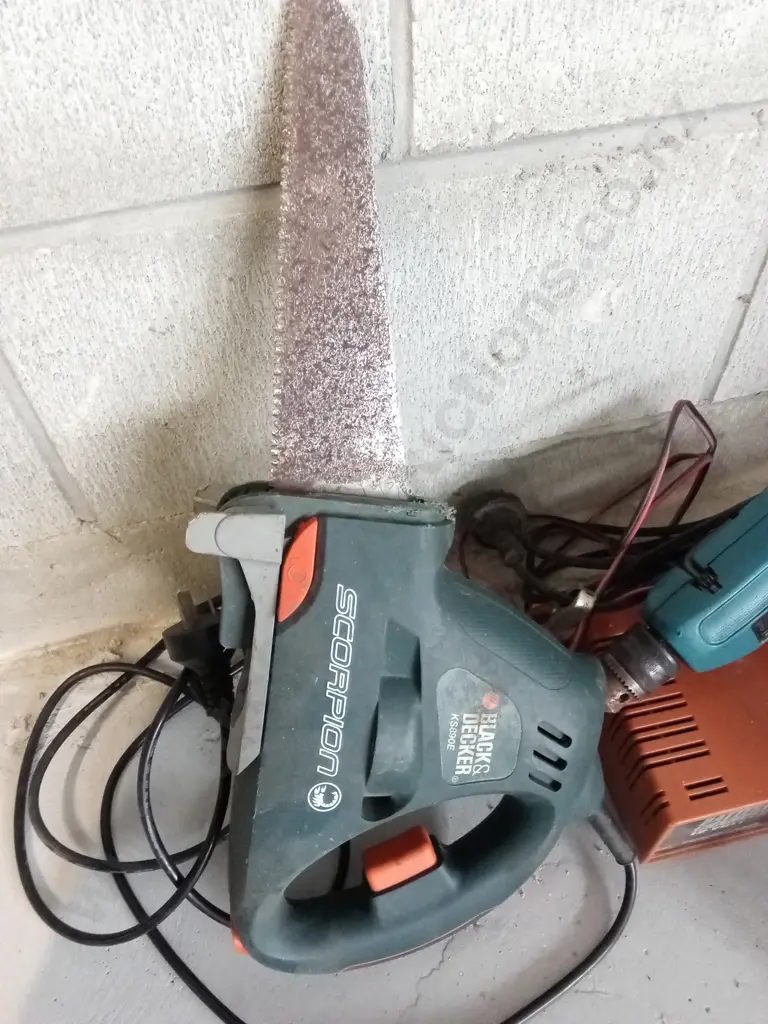 SET OF POWER TOOLS INCLUDING SPEED SAW, SANDER, ELECTRIC SAW AND DRILL. Image 1++