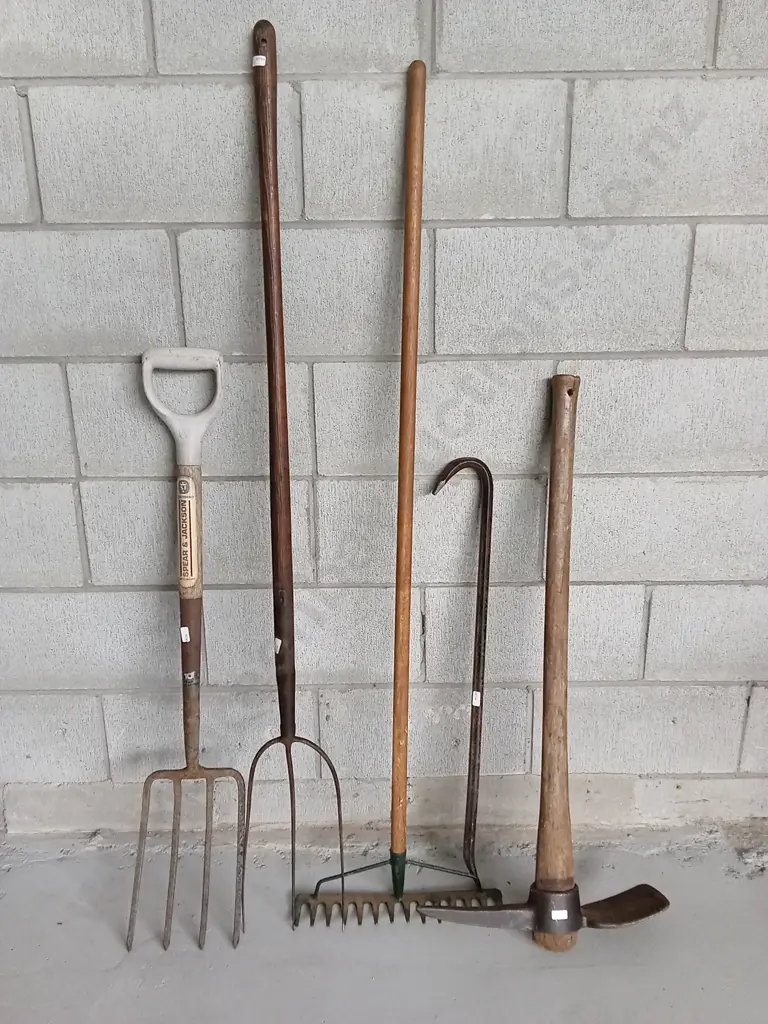 GROUP OF GARDEN TOOLS Image 1++