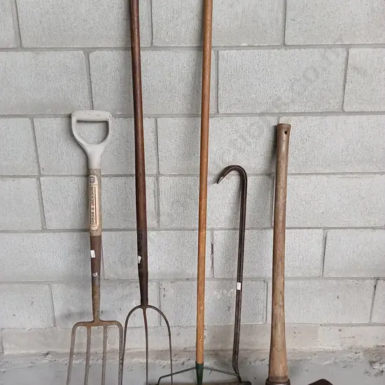 GROUP OF GARDEN TOOLS