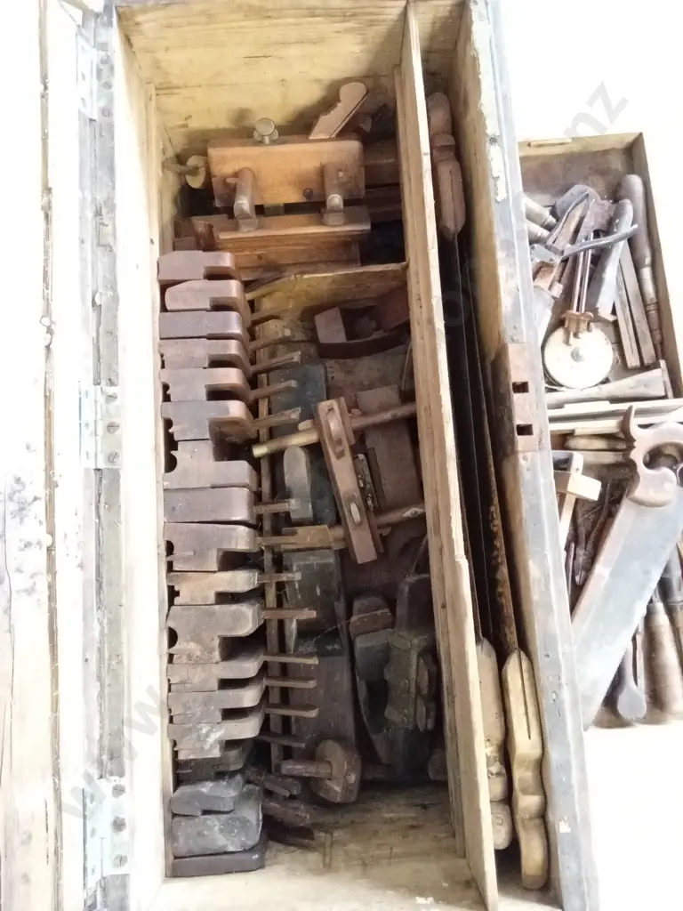 VINTAGE WOODEN CARPENTERS CHEST, WITH SET OF VINTAGE MOLDING PLANES AND OTHER TOOLS,  L 94CM X D 43CM X H 43CM Image 1++
