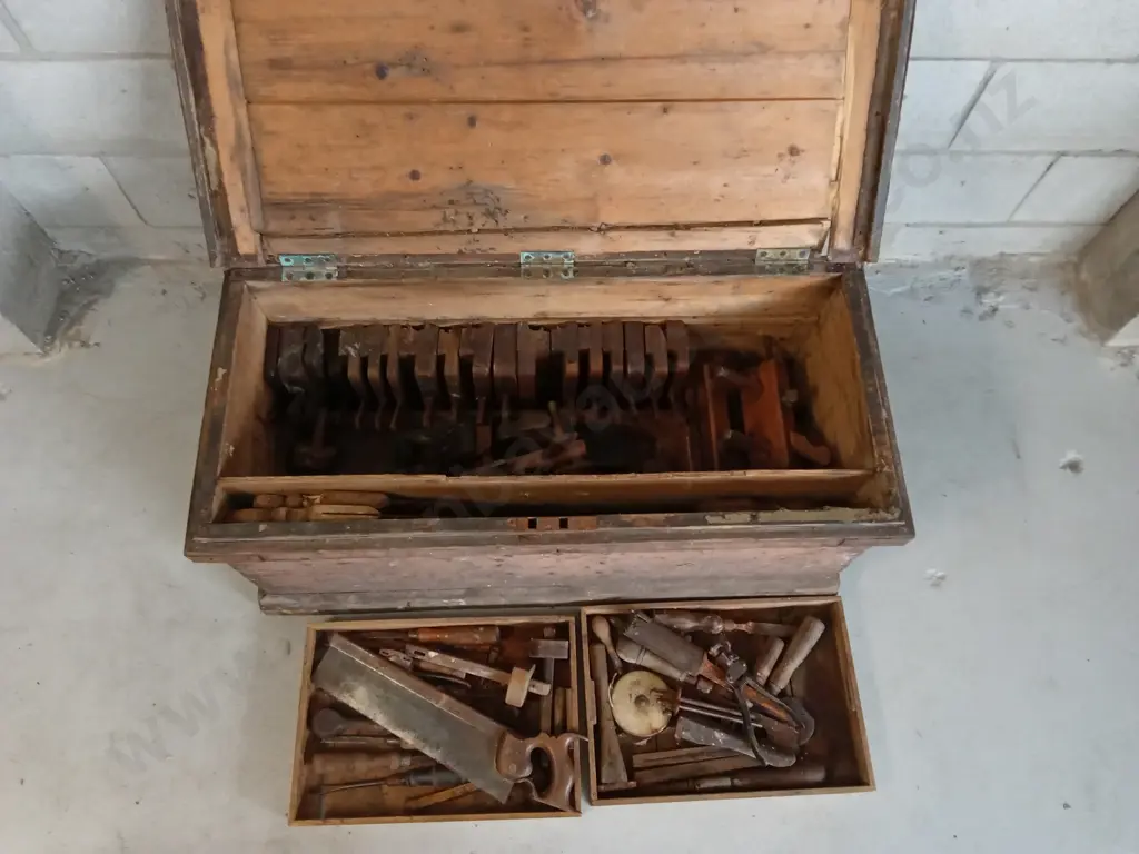 VINTAGE WOODEN CARPENTERS CHEST, WITH SET OF VINTAGE MOLDING PLANES AND OTHER TOOLS,  L 94CM X D 43CM X H 43CM Image 1++