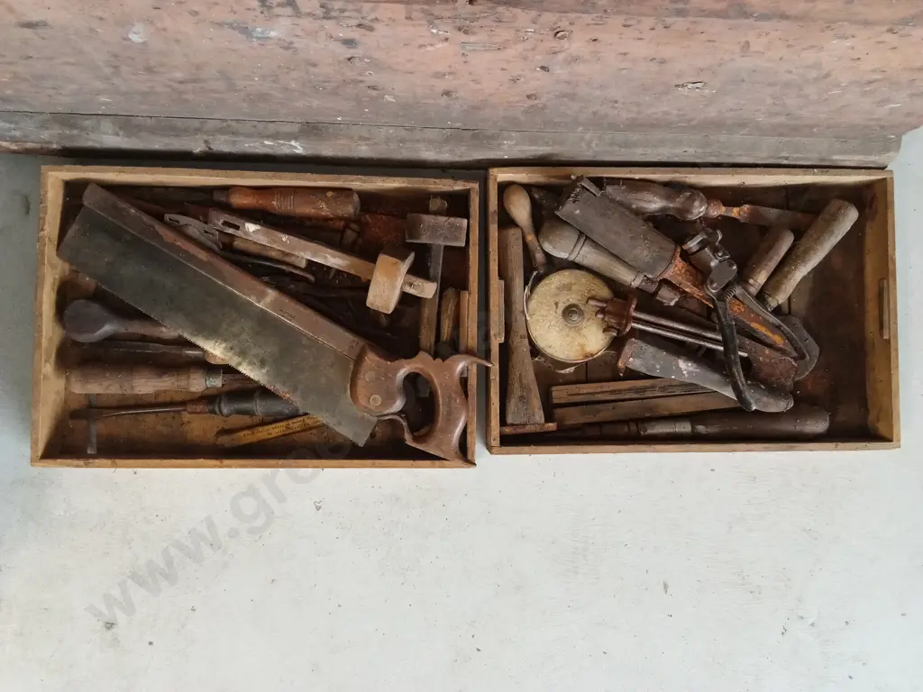 VINTAGE WOODEN CARPENTERS CHEST, WITH SET OF VINTAGE MOLDING PLANES AND OTHER TOOLS,  L 94CM X D 43CM X H 43CM Image 1++
