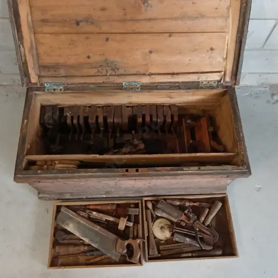 VINTAGE WOODEN CARPENTERS CHEST, WITH SET OF VINTAGE MOLDING PLANES AND OTHER TOOLS,  L 94CM X D 43CM X H 43CM