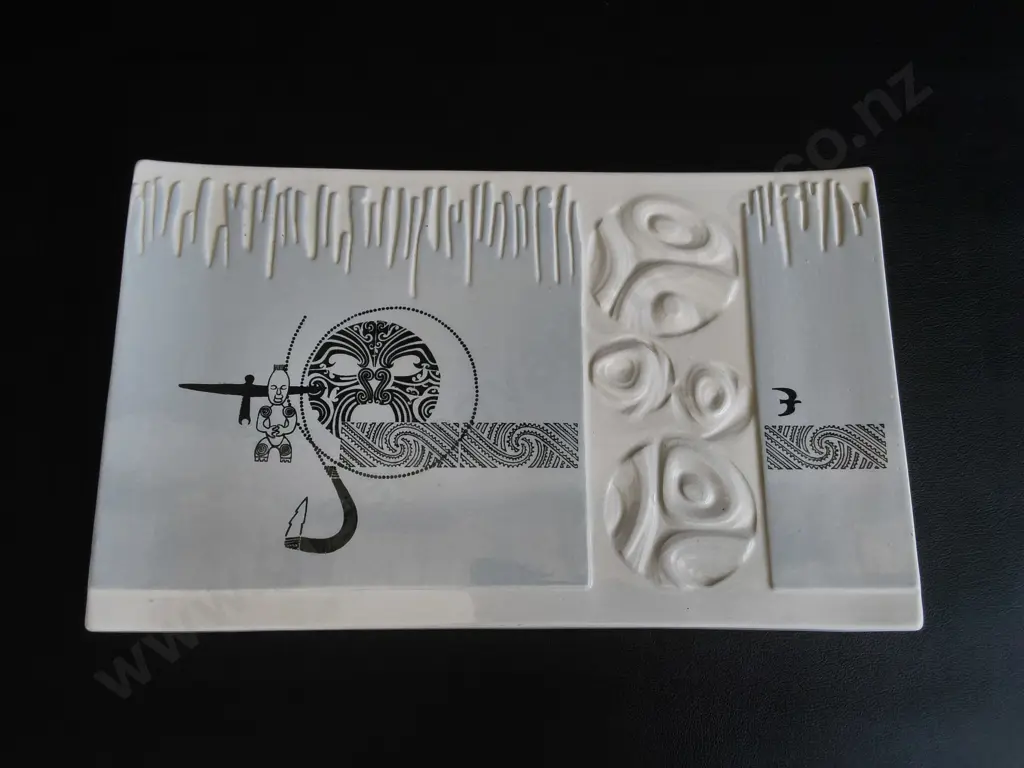 VINTAGE CROWN LYNN EXPO '70 "THE LEGEND OF MAUI" PLATTER, SHAPE 8012, MARK CLEVERLEY AND DAVE JENKIN, W 30 CM Image 1++