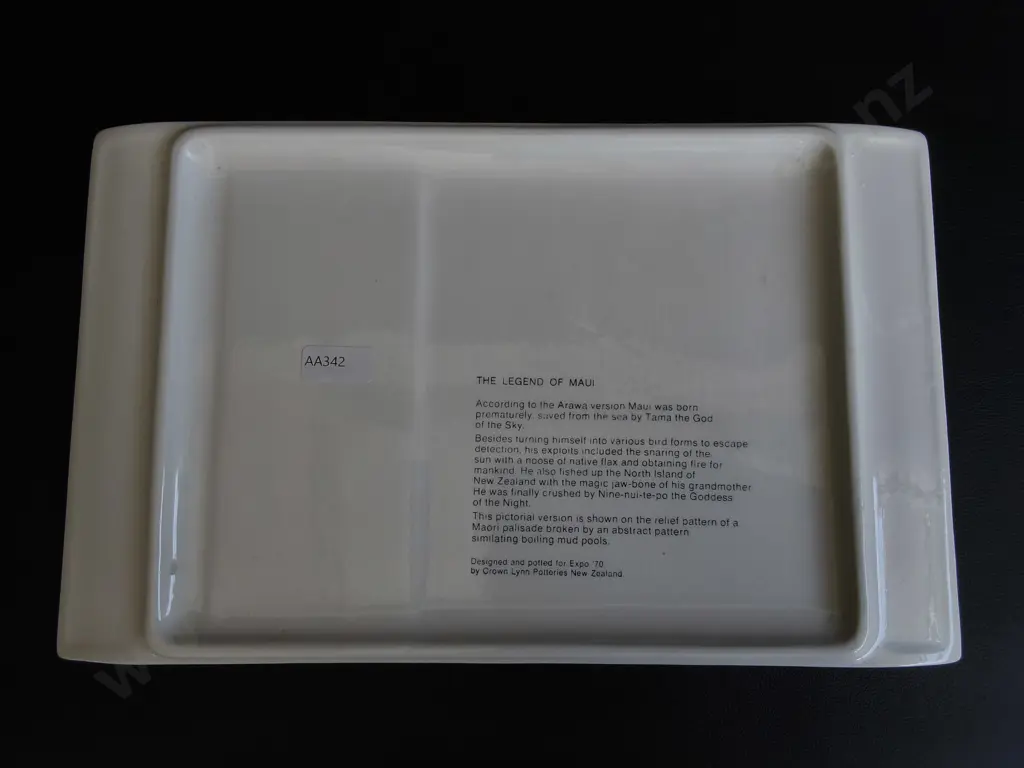 VINTAGE CROWN LYNN EXPO '70 "THE LEGEND OF MAUI" PLATTER, SHAPE 8012, MARK CLEVERLEY AND DAVE JENKIN, W 30 CM Image 1++