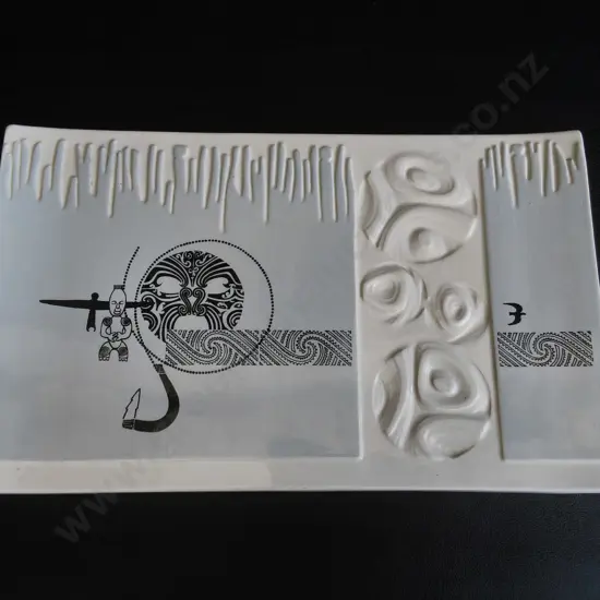 VINTAGE CROWN LYNN EXPO '70 "THE LEGEND OF MAUI" PLATTER, SHAPE 8012, MARK CLEVERLEY AND DAVE JENKIN, W 30 CM