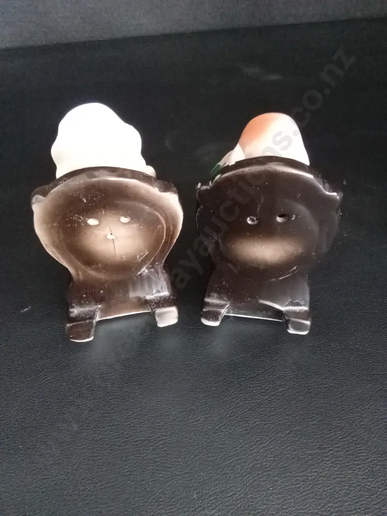 5 DECORATIVE ITEMS INCLUDING VINTAGE JAPANESE SALT AND PEPPER SHAKERS H8.5CM Image 1++