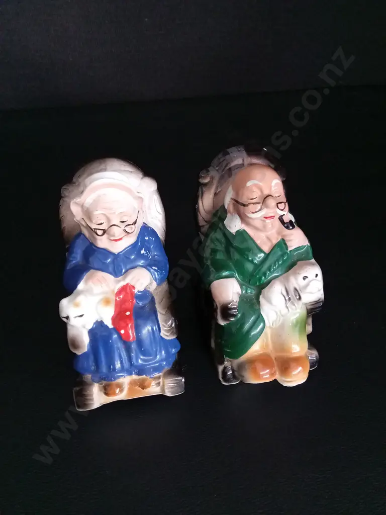 5 DECORATIVE ITEMS INCLUDING VINTAGE JAPANESE SALT AND PEPPER SHAKERS H8.5CM Image 1++