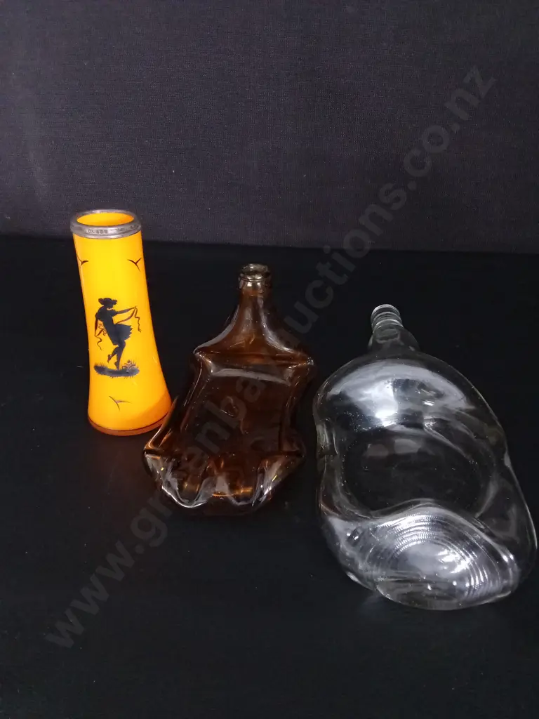 2 GLASS BOTTLE ASHTRAYS AND VINTAGE ORANGE VASE H15CM Image 1++